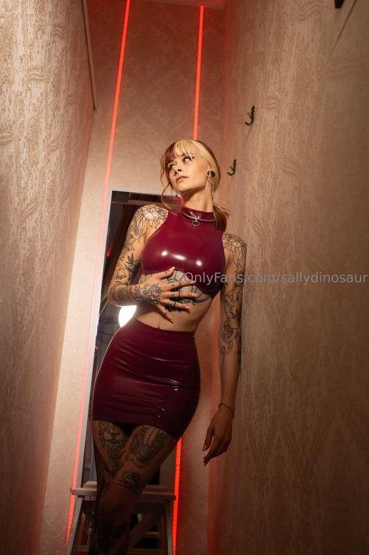 Latex verführt 👅Aber darfs klassisch schwarz oder dieses jui..