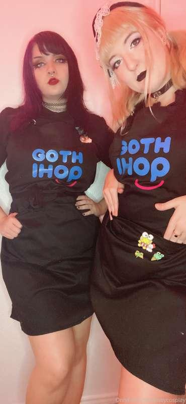 Can we take your order? ✨ @corcid as my fellow waitress 💕