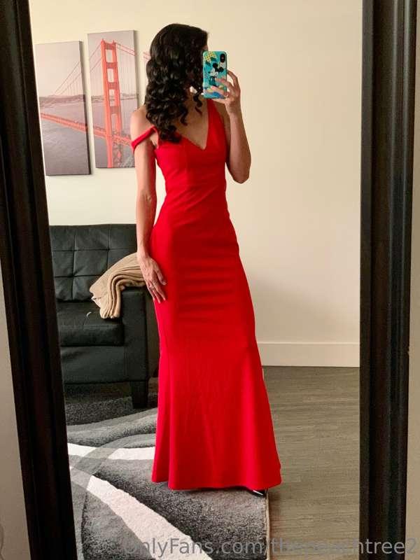 Who doesn’t love a red dress ❤️