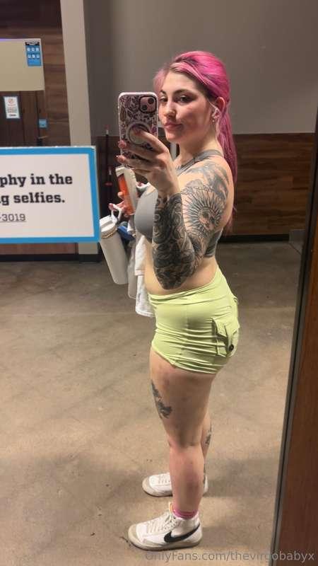 mandatory gym selfie 💪🏻would you send me yours? 😉