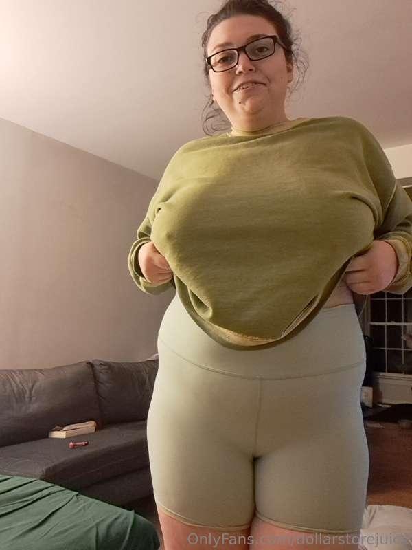 The outfit that causes outrage at the grocery store today