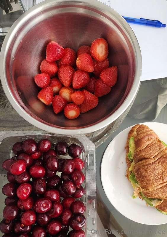 Have a nice sunday 😊🍓🍒🥐 Kisses😘😘😘😘