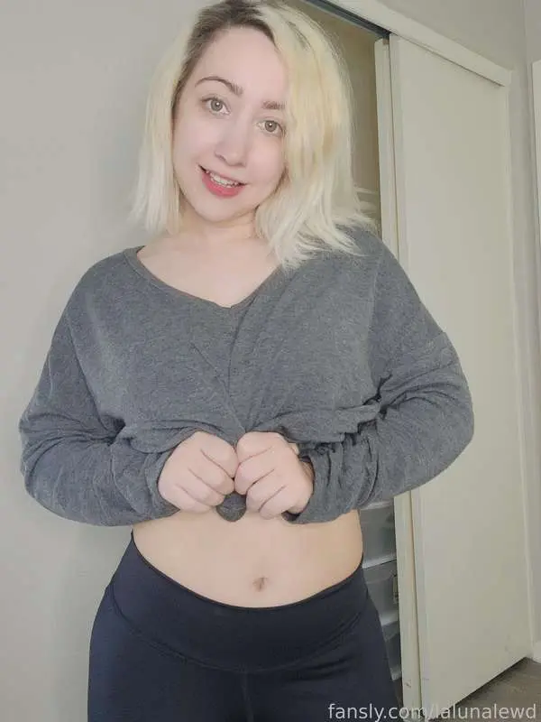 moved in to my new place today! 🥳 im taking some time to relax and tease you😇