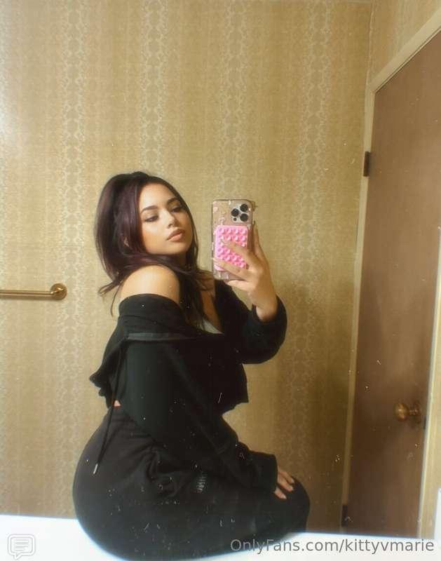I'm your favorite, right?? 🖤