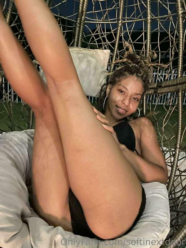 Legs up and pussy always ready😈
