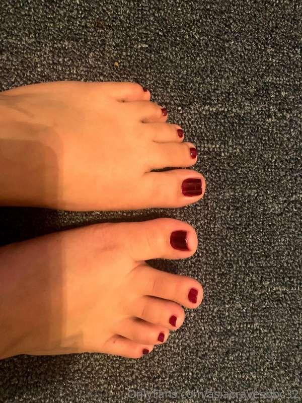 Sexy red toes❤️