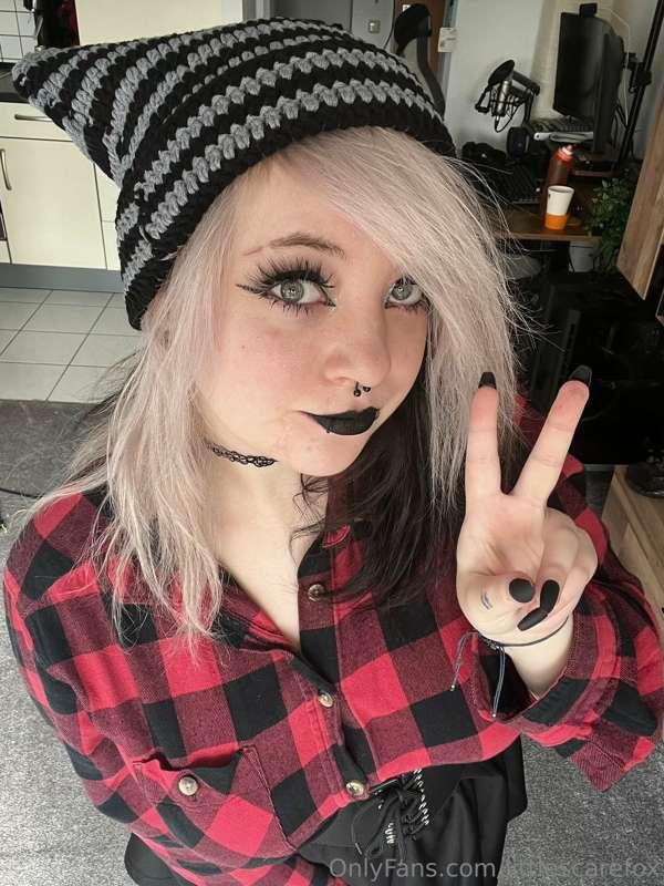 Went for a more casual look again today, you Like it ? 🩶🖤