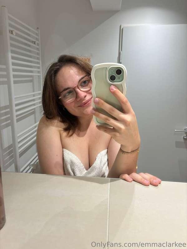 fresh out the shower and feeling like a lil cinnamon roll 🧼🥺..