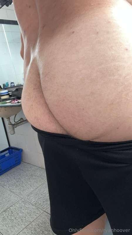 Does anyone like a white ass? 🥵😏