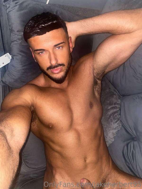 On the sofa hungover af, need attention 😩