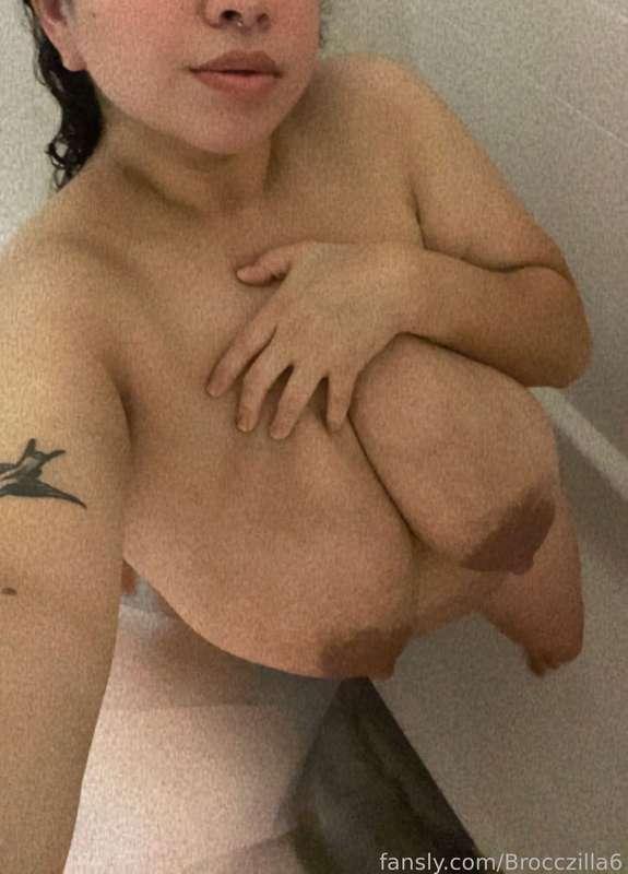 Be a good boy and come use your tongue on my goodies 🥵