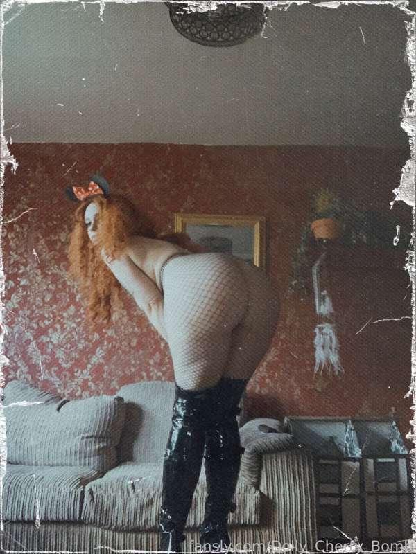 Booty 🍑🍑🍑🍑

#Booty #FatAss #Peachy #Curvy #Ginger #Freckles #Thighhighboots #Pvc #Fishnets #Stockings 