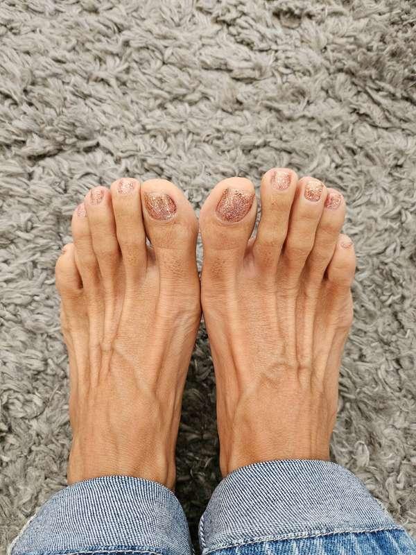 I finally got a new pedi for all you foot lovers 😉 and I wen..