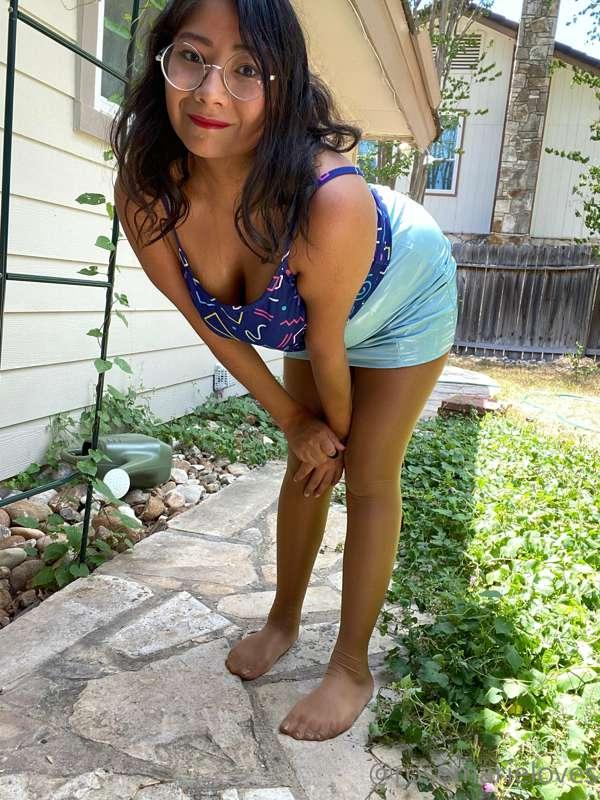 Flashing my bright green thong outside in the sun + heels 👠 ..