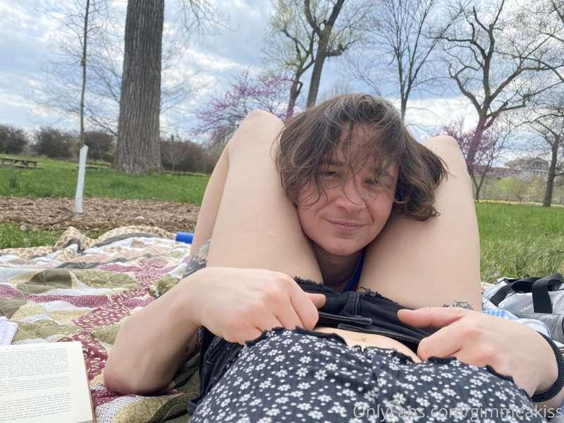 I want my pussy eaten in the park every day.
🌳 🌸 
Who wants ..