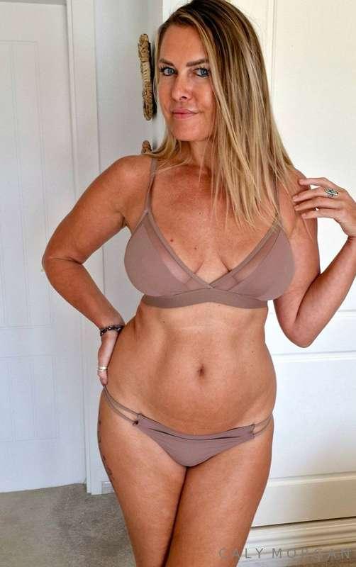 Meet me in the bedroom so mummy can make you cum. Lots of po..
