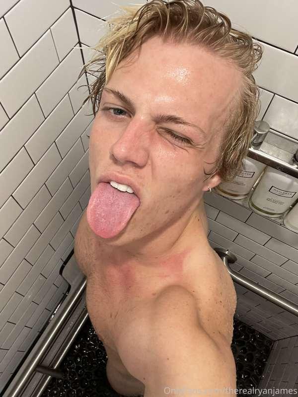 Had some fun in my gym showers💦 hmu for a FL vid too 🤭