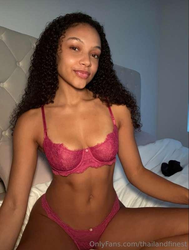 Amazing Beauty boriqua @kaylinbradshaw created her page toda..