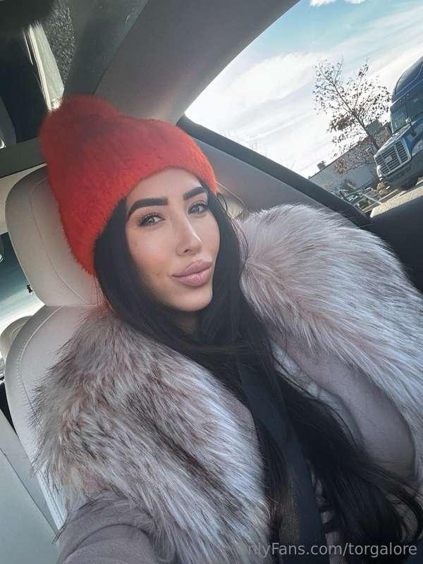 Baby it’s cold outside 🥶 ❄️ wanna warm me up? 😜