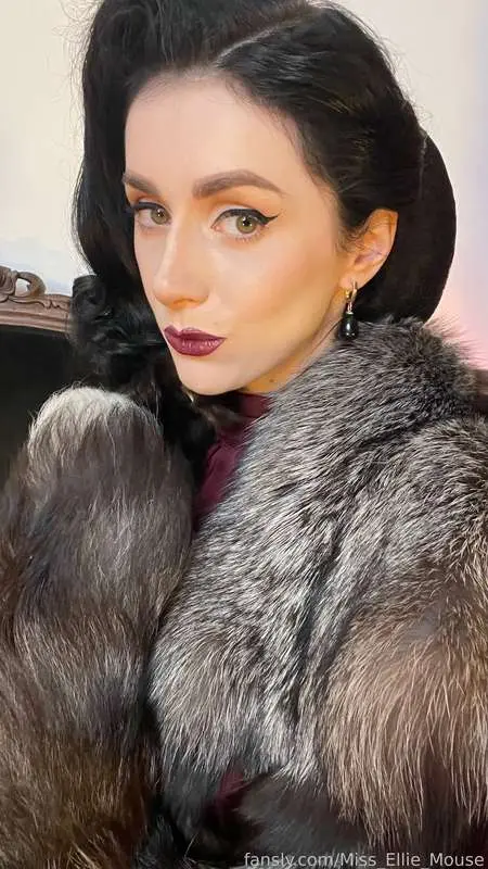 Luxury furs and classic look 👠 #fyp #fur #sexy #selfie #brunette #fetish #nsfw #mistress 
