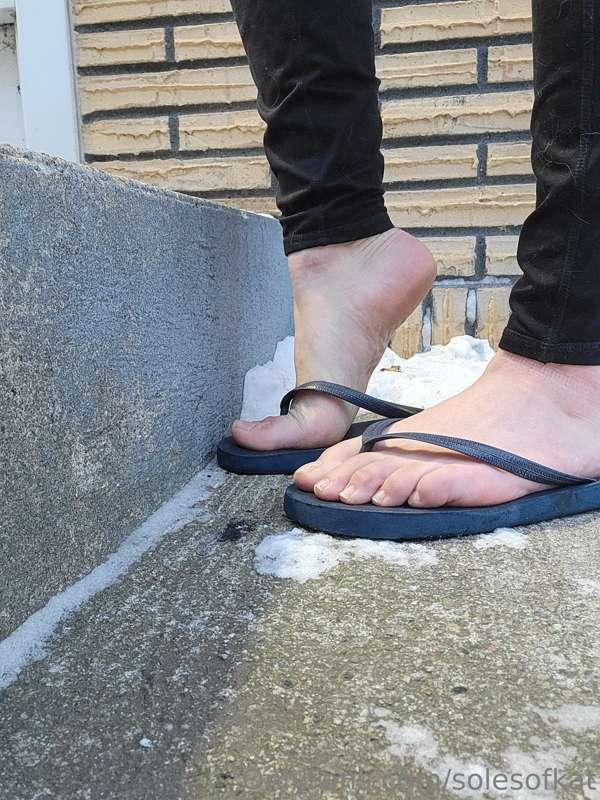 Never too cold for some naked toes.  Happy ToesDay