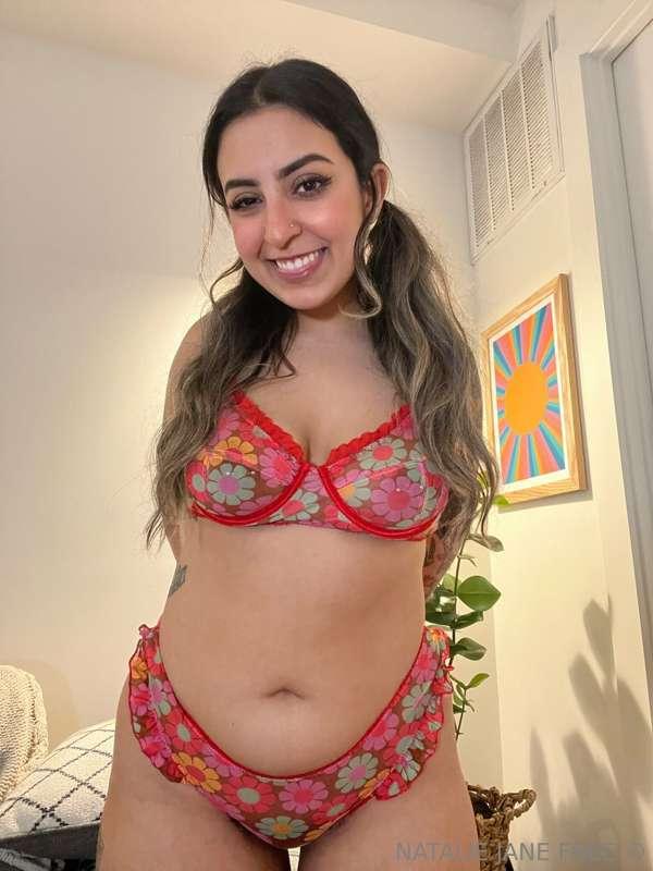 who's your fave busty babee? it better be me🙈
