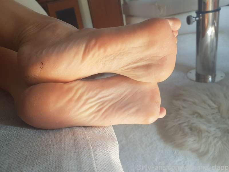 Soles set 😉 I don't even have time for new pedicure 😭 btw wh..
