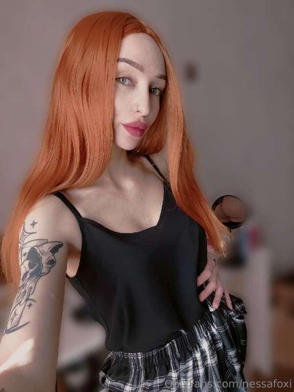 Do you like the reflection in the mirror behind me? 🔥🍑