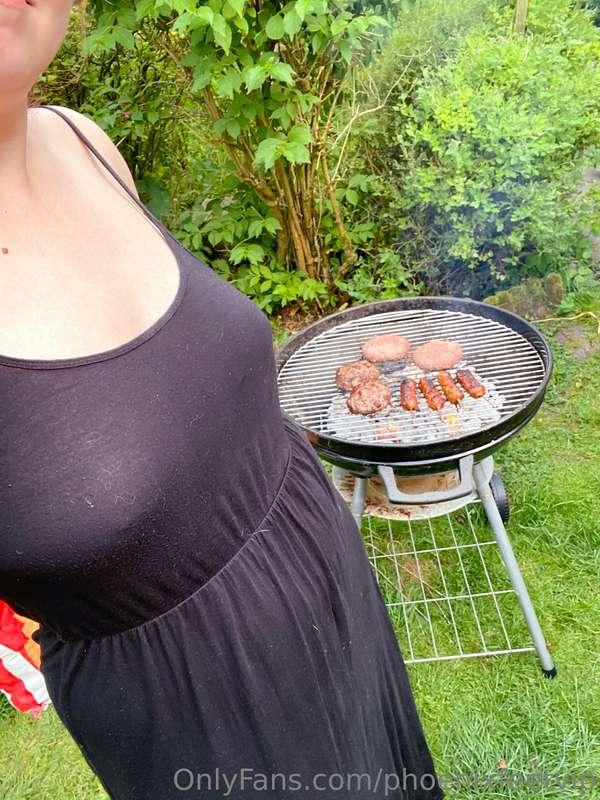 What’s better than burgers, boobs, butts and beer?! 🍔