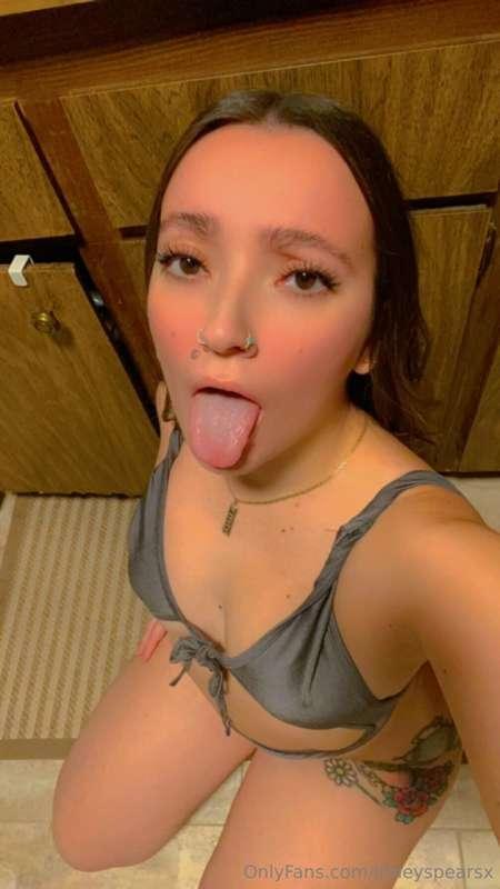 The view you see before you cum on my pretty face 💦