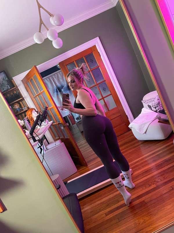 LIVE ON TWITCH 🥰www.twitch.tv/hollytwolf
