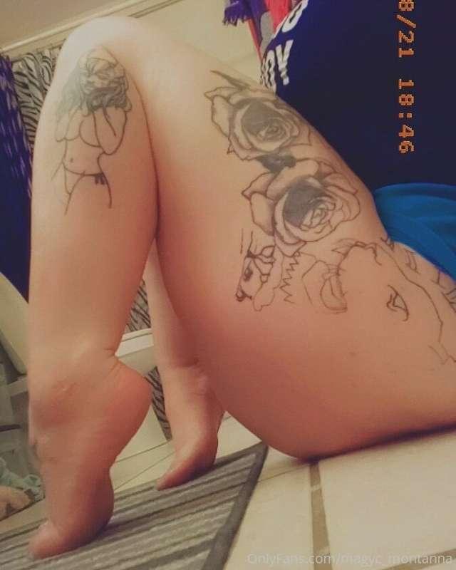 Thick thighs and little feet 😍💦😩
