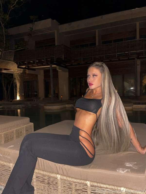 Going out tonight 🖤 you like my outfit? 😛
