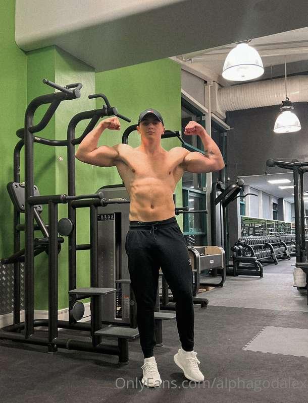 Been a while since I took some photos in the gym. Show me ho..