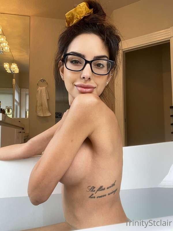Message me while I'm having some fun in the bath! 💦💦