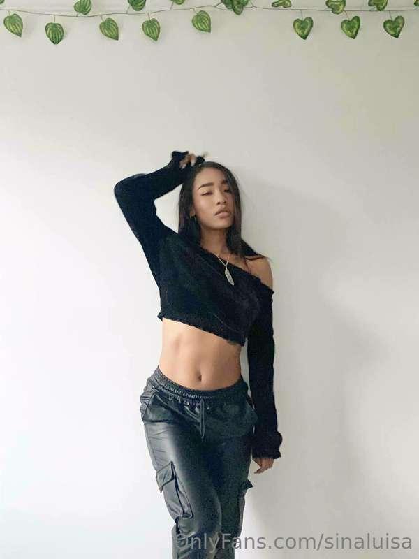 Who here likes a lady in black? Message me now. 🥰😈
