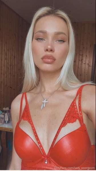 I have a very tasty lipstick. Would you like to try? 💋