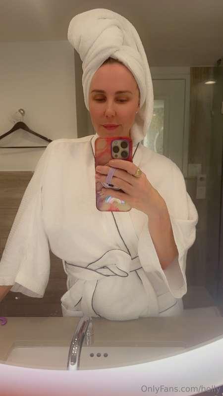 Fresh out of the shower, skin still warm, care to make a mes..
