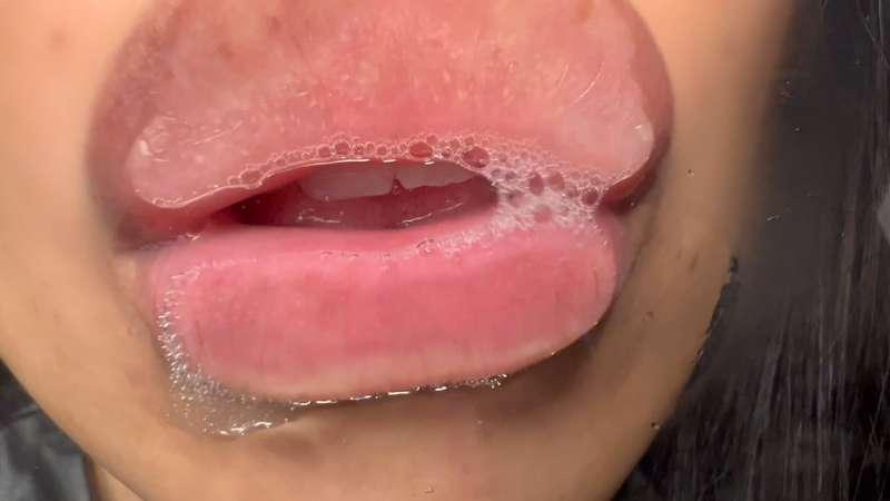 Glass kissing extra wet😜