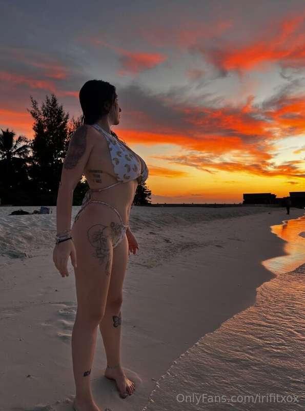 They told me to catch sunsets, but I became one 😉