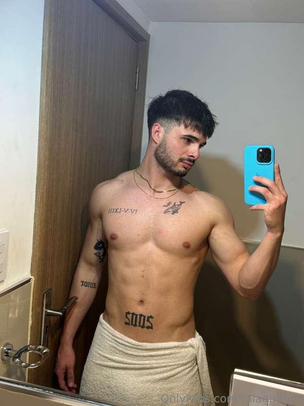 Do you want to see what's under the towel?🍆 