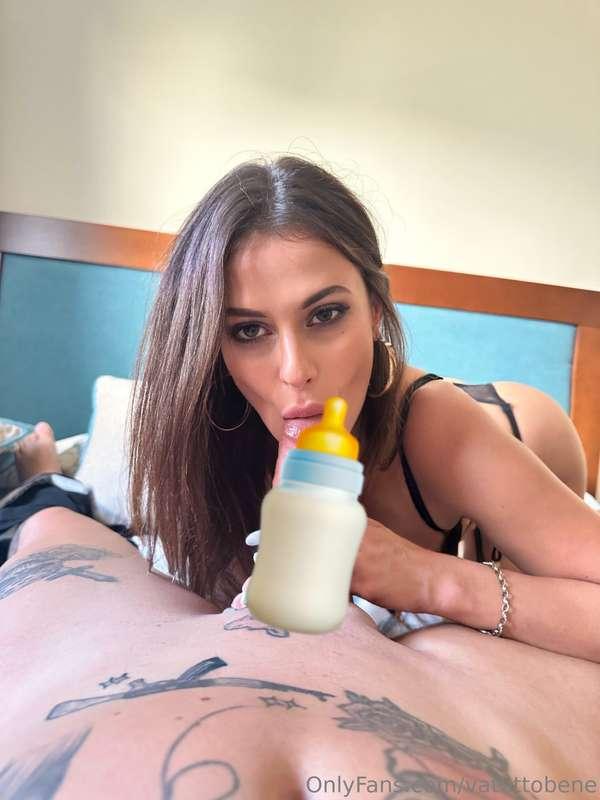 🍼🍼💦💦 È l’ora della merenda👅 @bella.model