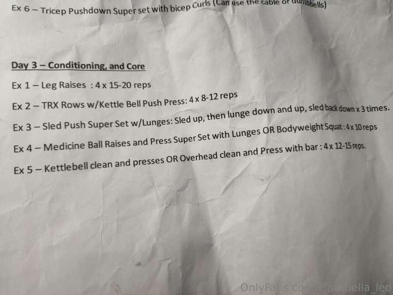 Happy Friday ❤️ 
Here's a video I took in the gym earlier af..