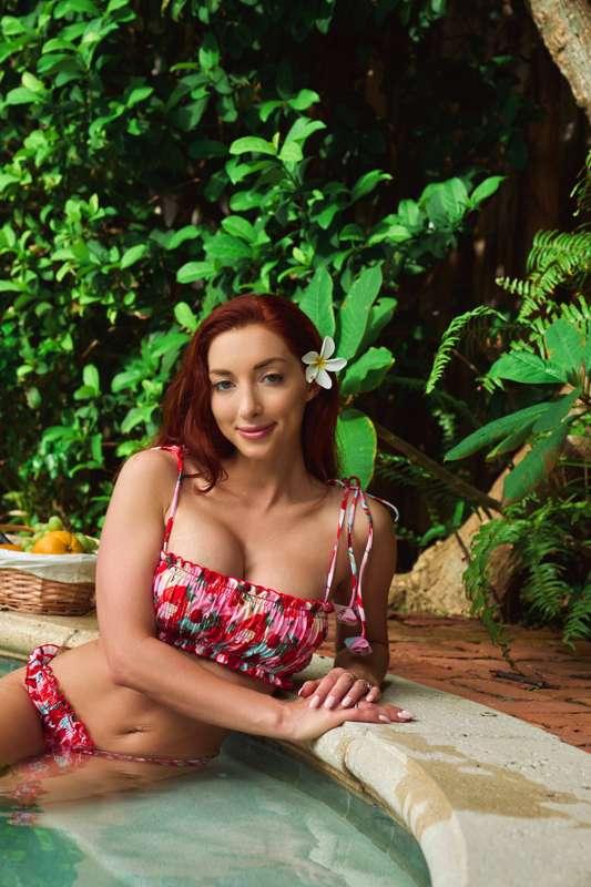 Tropical vibes for a sexy summer 🌴🌞
Are you enjoying this Ca..