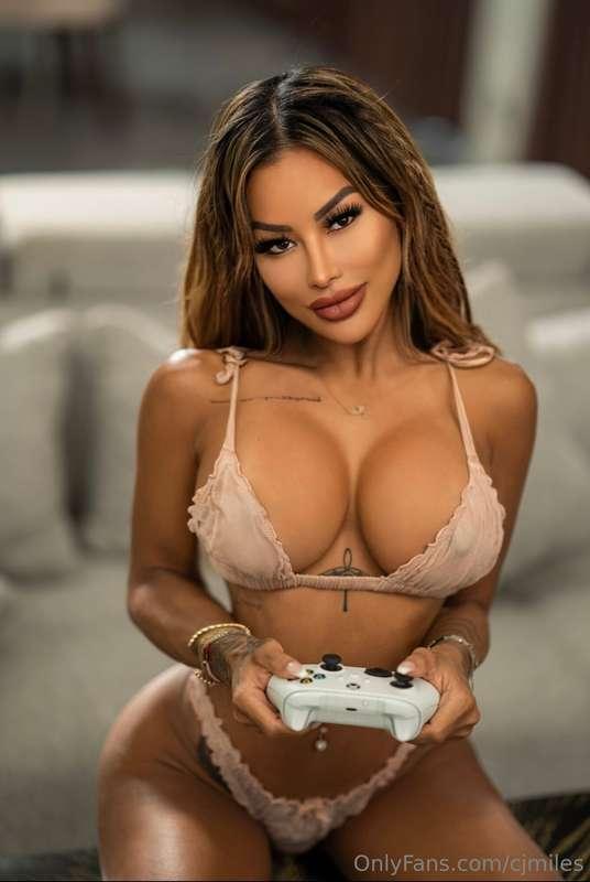 Who wants to play w me? 🎮😻