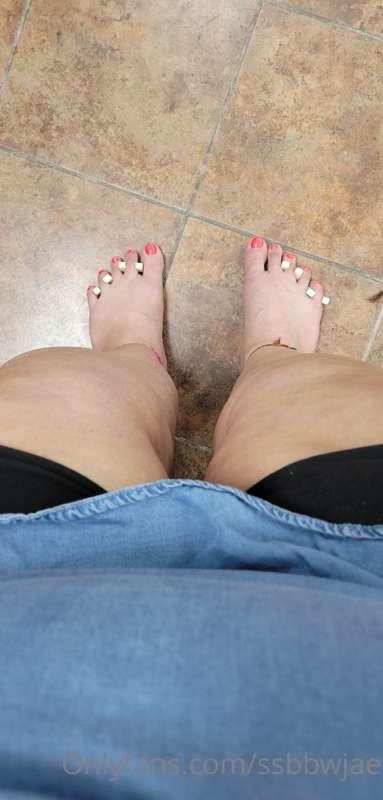 Update on the pedicure... I chose hot pink 🥰 they didn't hav..