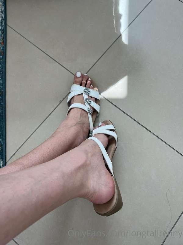 Look ate the beautiful sandals 😊