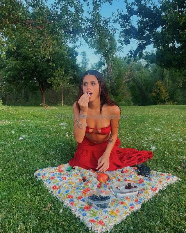 let’s have a picnic🙈 i’ll be the dessert 🧁