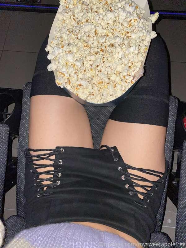 We went to the movies 😏 subscribe on www.onlyfans.com/myswee..
