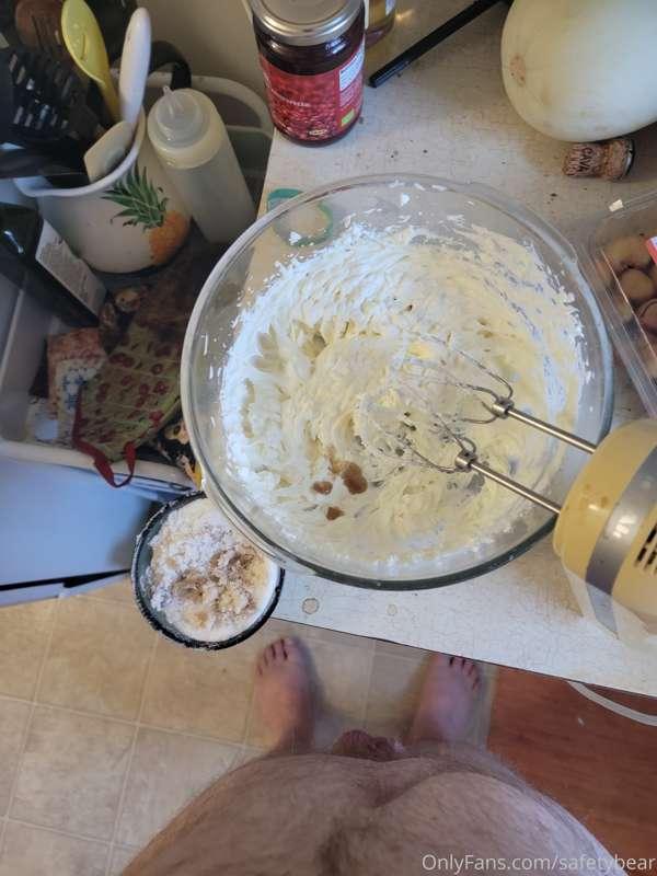 Doing some naked baking... in both senses 😉
#mundanenudity #..